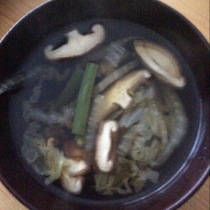 白菜と市販の焼豚でおかず味噌汁(*^^*)